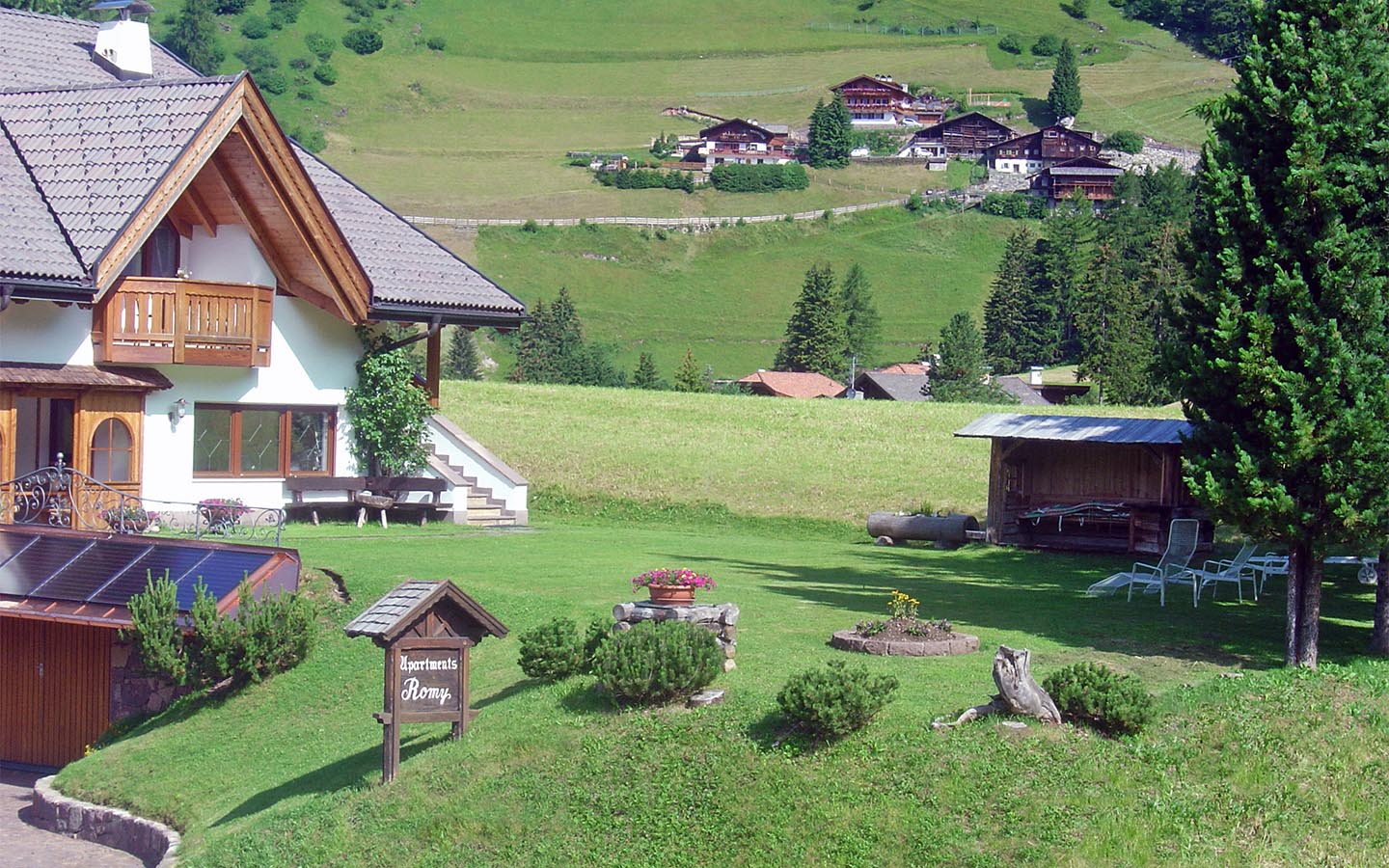 Summer - Garden with view to the Sassolungo Dolomites